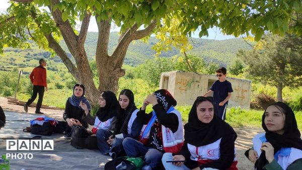 پیاده‌روی اعضای هلال احمر در روستای کشانک
