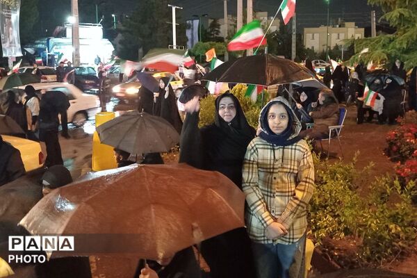 حضور مستمر و همدل مردم پردیس در تجمعات شبانه با وجود بارندگی