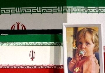 تابوت سادهٔ پدر بر دوش فرزندان