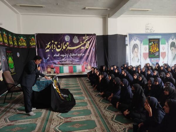 استقبال پرشور از شهید گمنام در هنرستان زهرای مرضیه بندرعباس