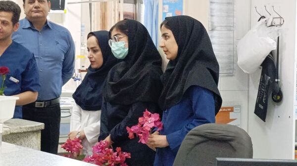 اهدای گل توسط دانش‌آموزان به پرستاران به مناسبت روز پرستار 