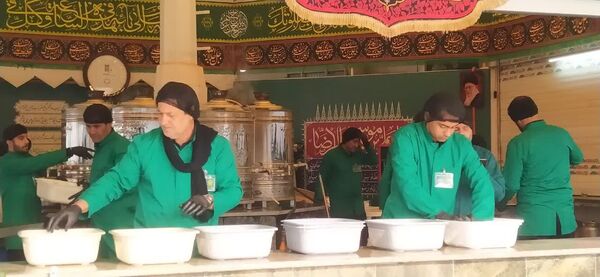 حضور خادمان اصفهانی در چایخانه امام رضا«ع» مشهد
