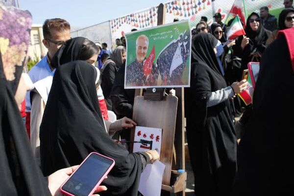 حضور پرشور دانش‌آموزان گچساران در راهپیمایی ۲۲ بهمن
