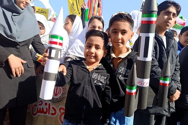 حضور پرشور دانش‌آموزان فشافویه در راهپیمایی ۱۳ آبان