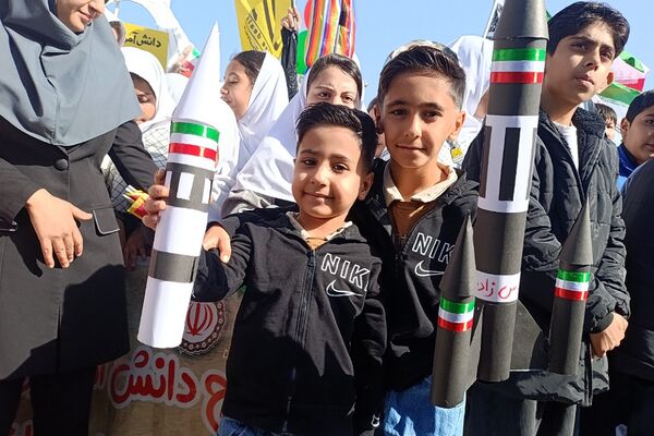حضور پرشور دانش‌آموزان فشافویه در راهپیمایی ۱۳ آبان