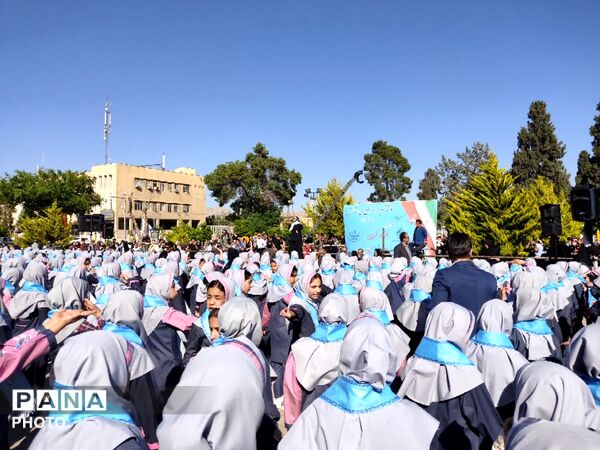 اجرای سرود همگانی دانش‌آموزان در روز شیراز
