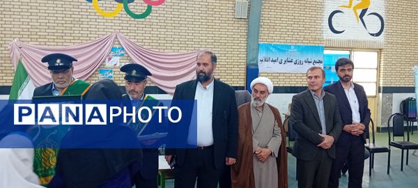 استقبال مسئولان و دانش‌آموزان دبیرستان عشایری نسیبه و امید انقلاب از خادمان حرم حضرت معصومه(س)