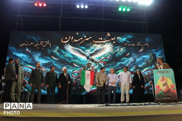 تجدید میثاق هنرمندان یزدی با آرمان‌های انقلاب در میدان امام حسین (ع)