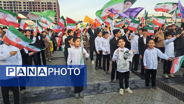 اجرای سرود در میدان شهدا به مناسبت دهه فجر