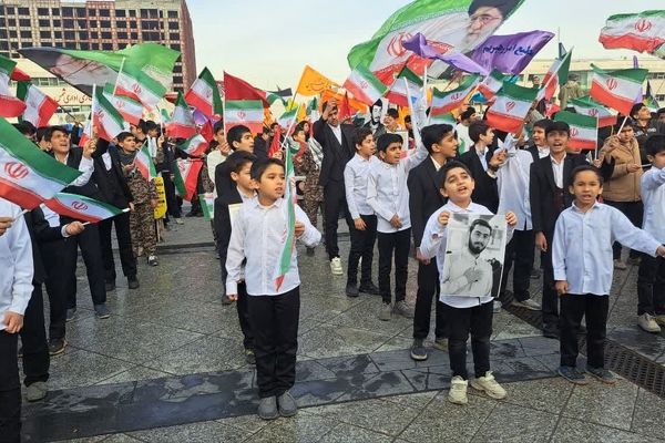 اجرای سرود در میدان شهدا به مناسبت دهه فجر