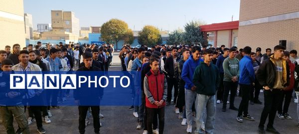 دانش‌آموزان ملکان در خط مقدم ایمنی؛ اجرای مانور پدافند غیرعامل در مدرسه امام حسین(ع)