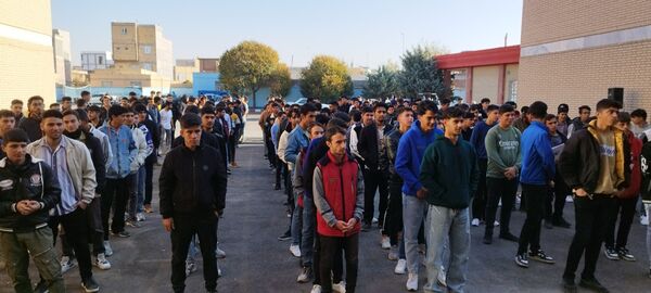 دانش‌آموزان ملکان در خط مقدم ایمنی؛ اجرای مانور پدافند غیرعامل در مدرسه امام حسین(ع)