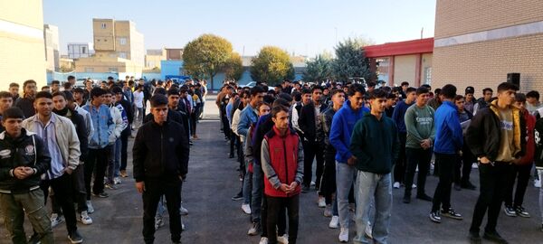 دانش‌آموزان ملکان در خط مقدم ایمنی؛ اجرای مانور پدافند غیرعامل در مدرسه امام حسین(ع)