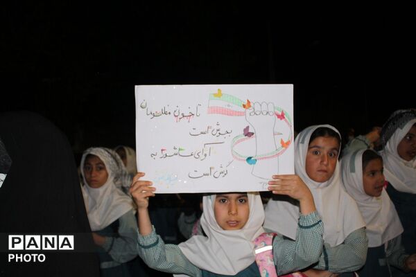 حضور پرشور دختران جان‌فدا در اجتماع شبانه با لباس بسیجی