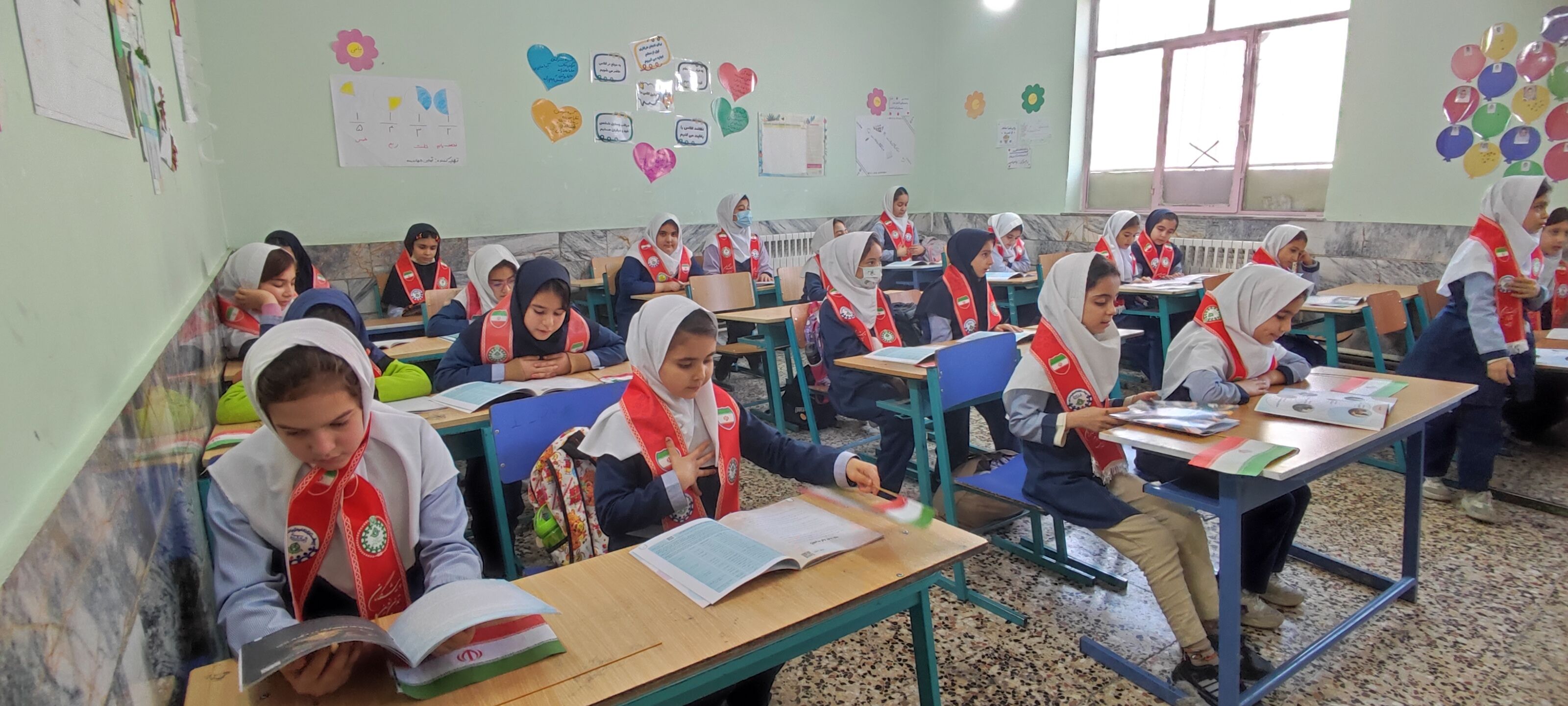 توزیع کتاب « از ایرانمان دفاع می کنیم » در بین دانش‌آموزان پیشتاز مدرسه شهید خاقانی شهرستان شیروان