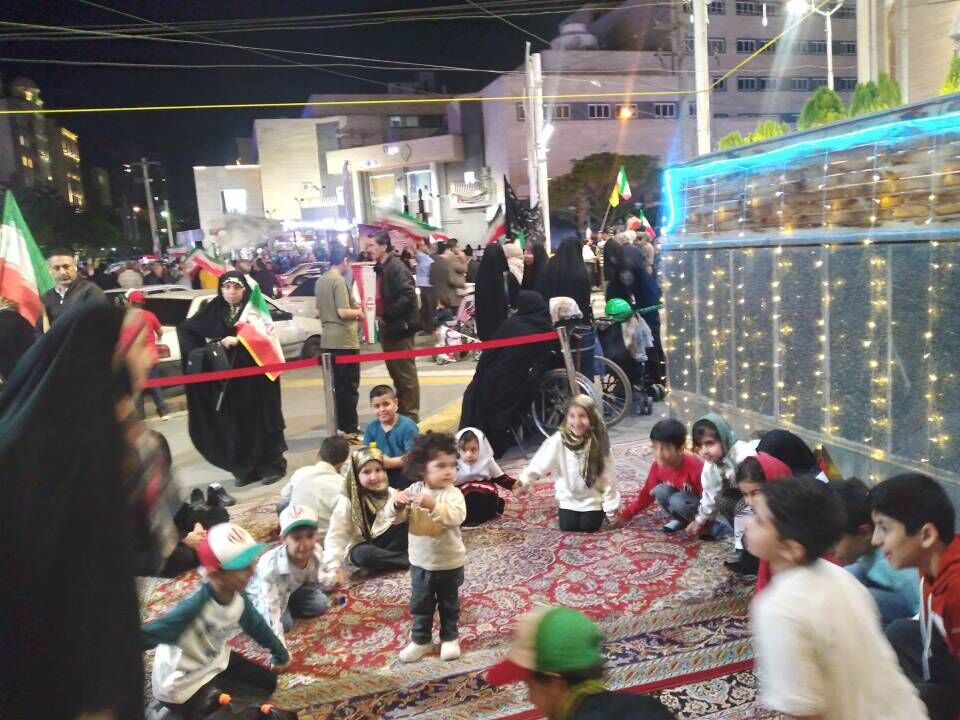 تجمع مردمی در میدان یاقوت ؛ هم‌صدایی مردم برای دفاع از خاک ایران