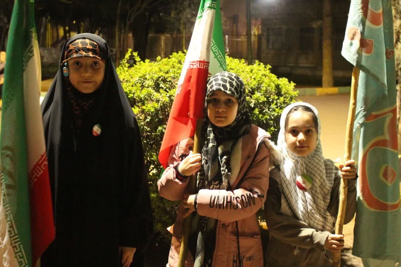 حضور کودکان در میدان قوت قلب رزمندگان اسلام 
