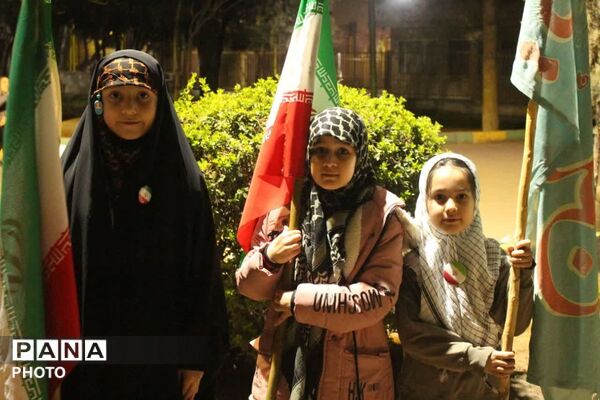 حضور کودکان در میدان قوت قلب رزمندگان اسلام 