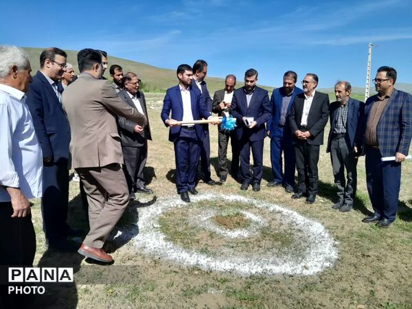کلنگ‌زنی واحد سورت و بسته‌بندی گردوی تویسرکان با حضور مسئولان استانی و شهرستانی