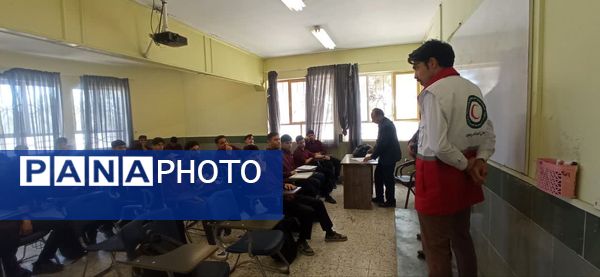 کلاس آموزشی هلال احمر در دبیرستان نمونه آیت الله خامنه ای