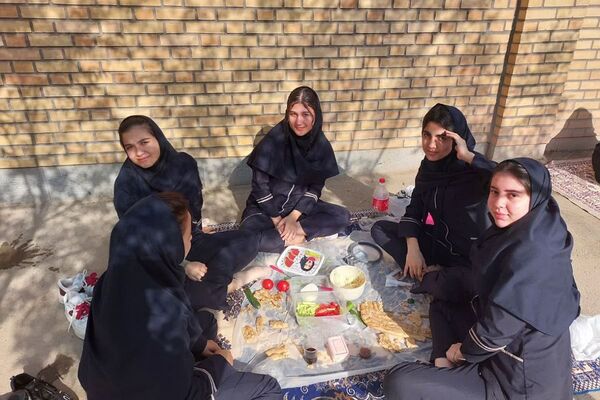 صبحی سالم در دبیرستان دخترانه فرهنگ قرچک
