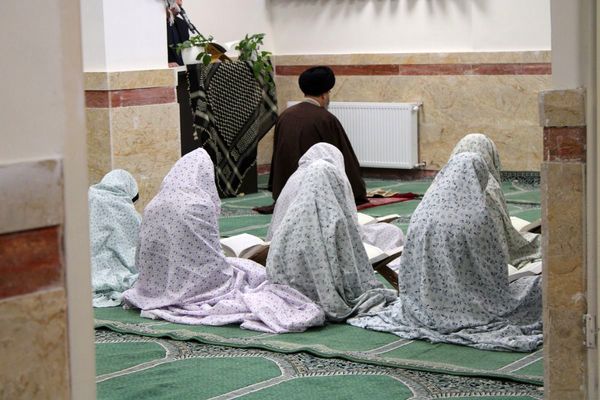 اقامه نماز جماعت در دبیرستان هجرانی پردیس به امامت امام جمعه شهرستان