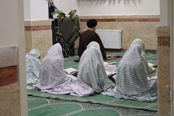 اقامه نماز جماعت در دبیرستان هجرانی پردیس به امامت امام جمعه شهرستان