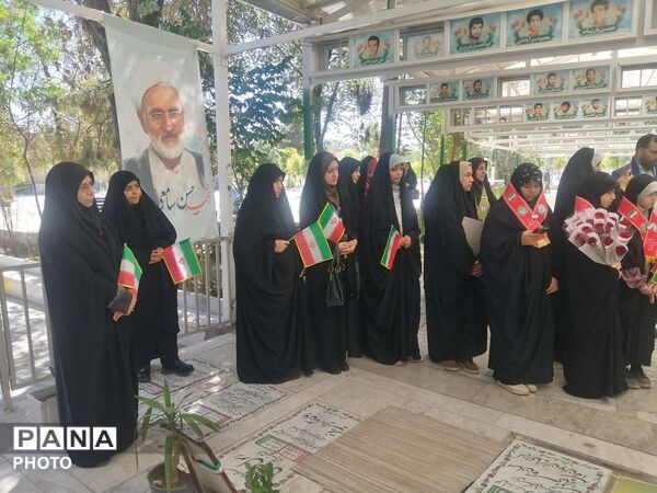آیین گلباران مزار شهدا در سالروز تاسیس سازمان دانش‌آموزی
