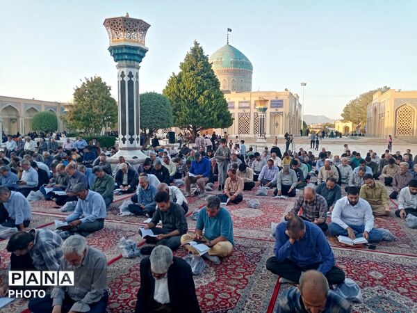 قرائت دعای عرفه در زیارتگاه شهید آیت الله مدرس