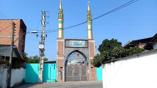 قدم‌های کوچک برخاک بزرگ
