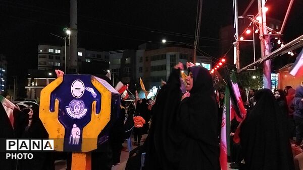 میدان ازادی هر شب میزبان وطن پرستان نیشابوری می شود 