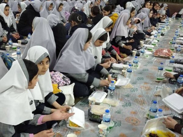 برپایی ضیافت افطاری در دبستان آزادی 