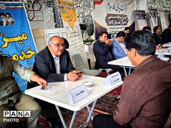 برپایی میز ارتباطات مردمی مسئولان کاشمر در هفته دولت