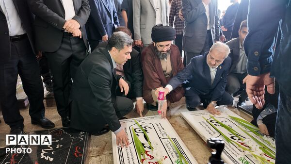 ادای احترام وزیر آموزش‌وپرورش به شهدای انقلاب اسلامی و دفاع مقدس در زنجان
