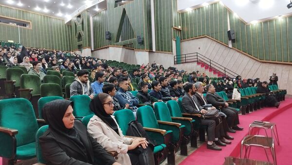 آیین تجلیل از دانش‌آموزان منتخب مسابقات قرآنی و فرهنگی 