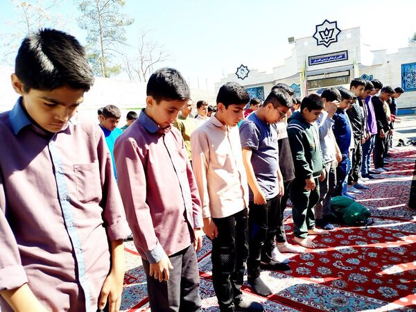 اردوی یک روزه دانش‌آموزان پایه هشتمی دبیرستان میثاق