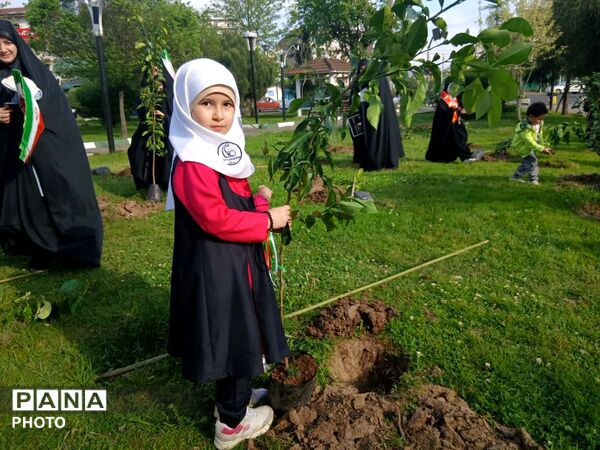 کاشت نهال امید به یاد دانش آموزان شهید میناب
