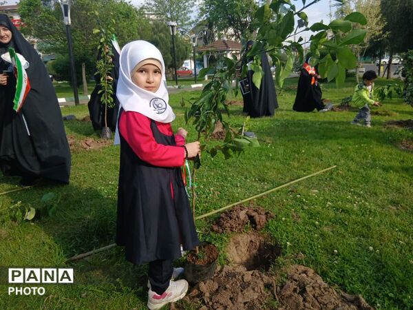 کاشت نهال امید به یاد دانش آموزان شهید میناب