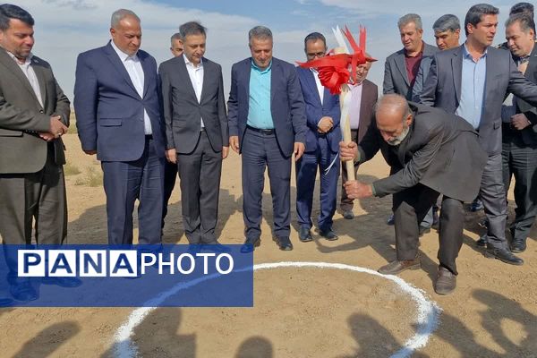 آیین کلنگ‌زنی هنرستان خیرساز هیأت امنایی در قرچک