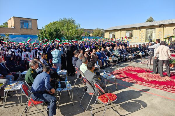 نواختن زنگ مهر و ایثار در دبیرستان عصمتیه کرمانشاه 