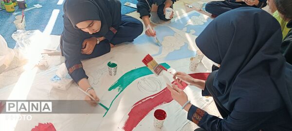نقاشی همگانی«ایران سرافراز» دانش‌آموزان دبیرستان شهید تیمسار فلاحی ناحیه 1 کرج