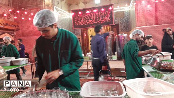 زحمات بی وقفه چایخانه حضرت زهرا (س)