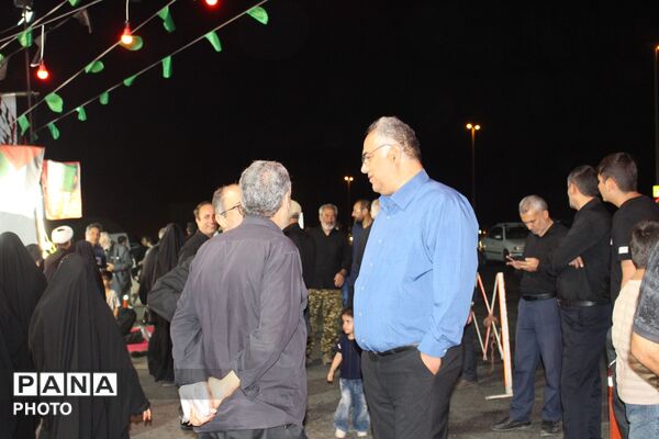 خدمت خادمان موکب بخش تنکمان به زائران رهبر شهید