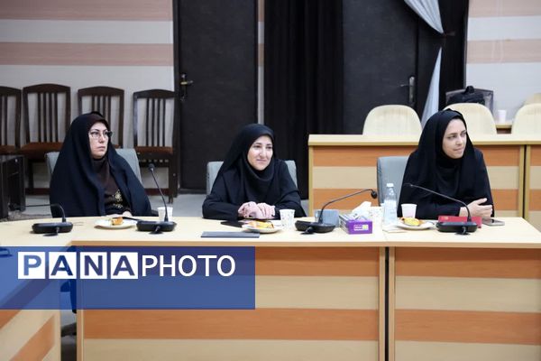 نشست هم‌اندیشی بانوان ستادی اداره‌کل آموزش و پرورش آذربایجان‌شرقی