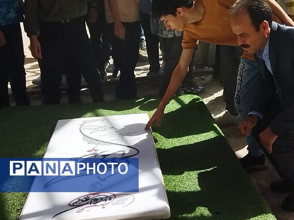 ادای احترام دانش آموزان پایه دهم  دبیرستان شاهد ابوذر غفاری به مقام شامخ شهدا