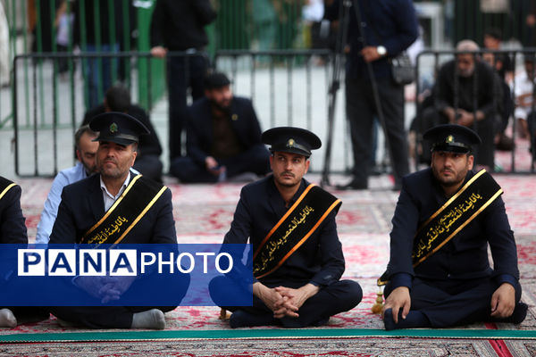 اهتزاز پرچم عزای سیدالشهدا(ع) بر فراز گنبد حرم حضرت معصومه(س)