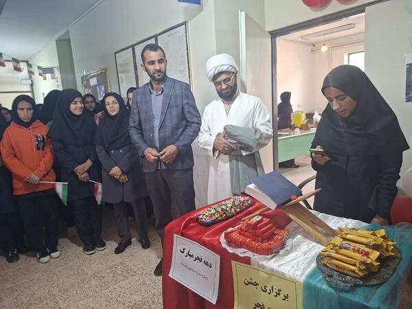 جشن دهه فجر و نیمه شعبان در دبیرستان سبحان و مائده شلیل