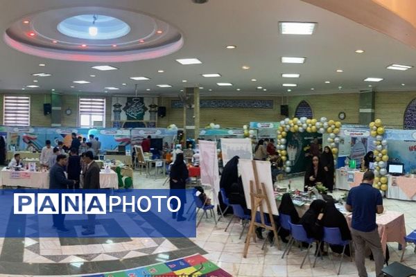 برگزاری نمایشگاه دستاوردهای دانش آموزان دخترانه دبیرستان حکمت ناحیه دو شهرری 