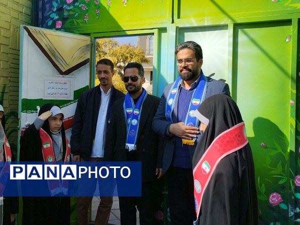 زنگ روز دانش آموز و تسخیر لانه جاسوسی دشمن در دبستان دخترانه شاهد شهید ناصری 