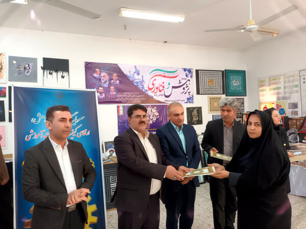 تقدیر هم‌زمان با هفته پژوهش و فناوری از ۱۵ معلم و دانش‌آموز پژوهشگر برتر در بهبهان 